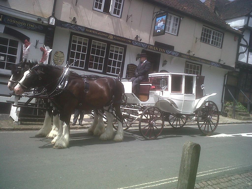 The Swan Inn Midhurst Bagian luar foto