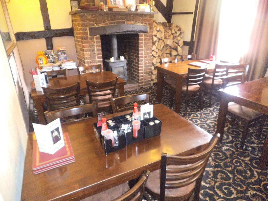 The Swan Inn Midhurst Bagian luar foto